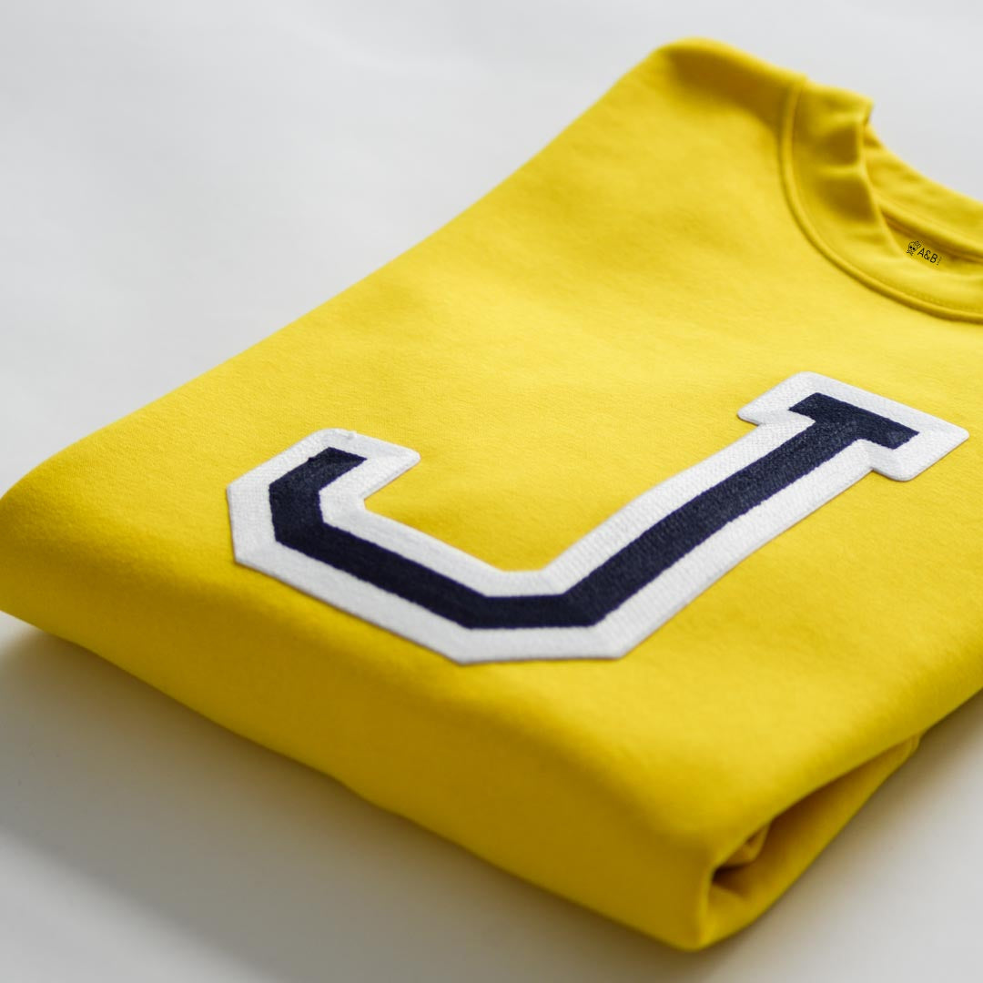 Gelbes anfängliches Sweatshirt